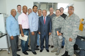 Al centro, Ramón Alvarado Mendoza, a su derecha,  el mayor de la Fuerza Aérea de los Estados Unidos, Sandy N. Gómez Montesinos y a su izquierda, Ángel Federico Garabot, entre otros.