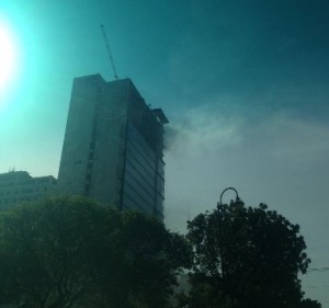 Se registra incendio en torre en construcción sector Piantini