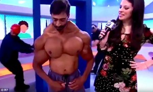 Los exagerados músculos de un hombre obsesionado con los ejercicios
