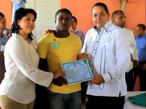 Entregan títulos de propiedad a 85 familias en Cotuí 