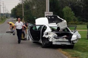 Mujer salta de su auto al ver una araña y provoca accidente