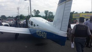 Avioneta aterriza de emergencia en autopista Duarte