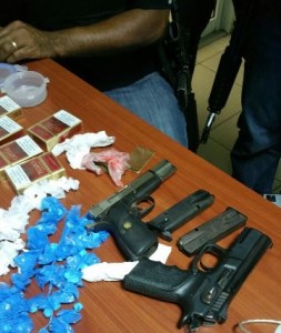 PN apresa a cinco hombres; les ocupa drogas y dos pistolas