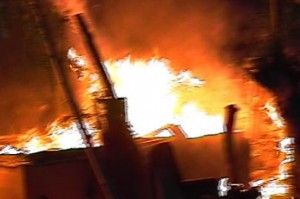 Mueren dos hermanitos calcinados durante incendio