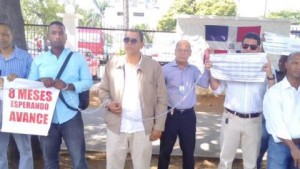 Ingenieros y arquitectos se encadenan frente a Educación para que les paguen obras