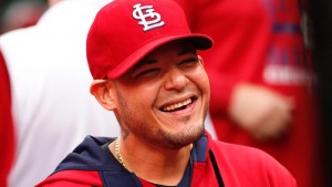 Yadier Molina tratará de jugar con pulgar entablillado