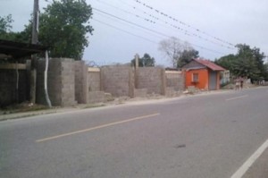 Edifican locales y baños con paredes de escuela en Montecrsiti
