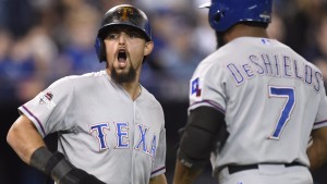 Alberto y los Rangers dejan a Azulejos contra la pared