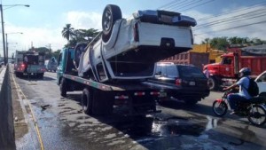 Al menos cuatro heridos por vuelco de  camioneta en autopista Duarte