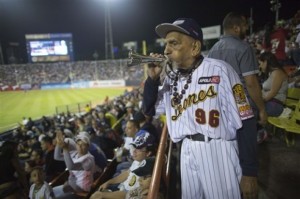 Caos económico azota al béisbol en Venezuela