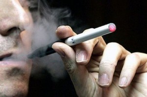 EEUU prohíbe llevar cigarrillos electrónicos en equipaje de avión 