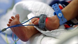 Gemelos sorprenden a sus padres y médicos con un increíble gesto fraternal en la sala de parto