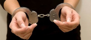 Detienen mujer con pistola de su marido preso por drogas   