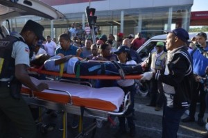 Ya está en su casa la niña de 14 años cuyas piernas fueron fracturadas por un minibús que se subió a la acera en la avenida John F. Kennedy esquina Doctor Defilló, de esta capital.
