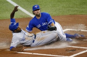 Reales aplastan a Toronto y se colocan a un juego de volver a la Serie Mundial