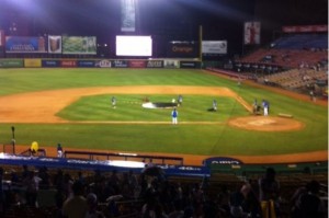 Retiran lonas y acondicionan el Quisqueya para inicio choque Águilas-Licey 