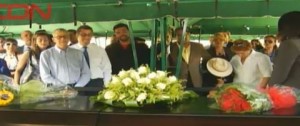 En medio del llanto sepultan al cantautor Fernando Echavarría 