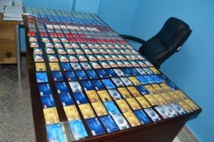Una mujer entre cuatro apresados por clonación de tarjetas y compras fraudulentas