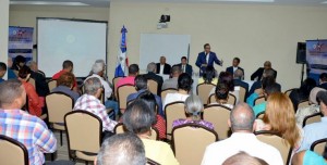 Canciller Navarro se reúne con dominicanos en Mayagüez 