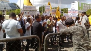 Estudiantes UASD piquetean Congreso contra Examen Único de Competencia