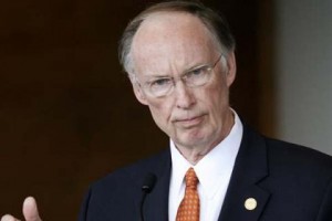 Tras atentados de París gobernador de Alabama rechaza acoger refugiados sirios 