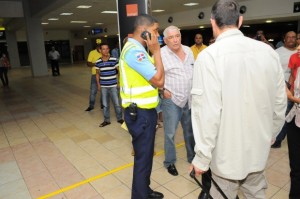 Avión aterriza de emergencia en AILA tras ser apuntado con laser 