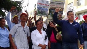 Comunidades cercanas a Barrick Gold advierten sobre daños a presa 