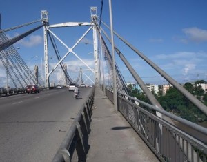 Hombre muere al lanzarse del puente Juan Bosch