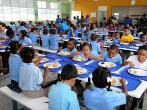 Suplidores de comida tanda extendida del Sur amenazan con dejar programa por falta de pago