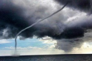 Captan en video una “tromba marina” acompañada de granizada en La Caleta