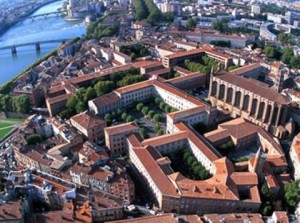 Desalojan un edificio en Toulouse de Francia por amenaza de bomba