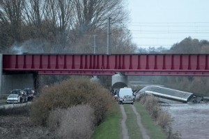 Suben a siete los muertos por descarrilamiento de tren en Francia