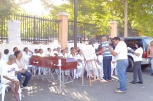 Enfermeras realizan “velorio” a hospital Cabral y Báez 
