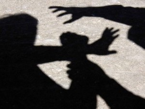 Supuesto miembro de grupo “piperos” amordaza y viola mujer en Santiago