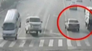 Un cable de acero provoca un peculiar accidente múltiple en China