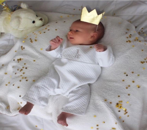 Nahiony Reyes presenta  su hijo Abel Arturo