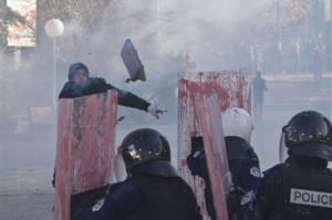 Encuentran granada en corte de Kosovo entre caos político 