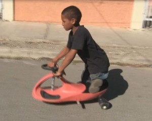 Niño minusválido se destaca en su comunidad y dice estar enamorado de la vida 