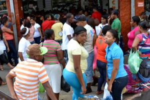 Abarrotan tiendas en busca de útiles escolares; padres de quejan por altos precios