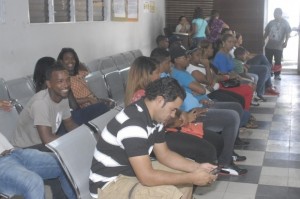 Repletos centros de cedulación que cierran este viernes a las 6:00 pm