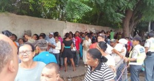 Ciudadanos hacen largas filas para entrega de cajas navideñas LF