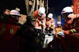 China: Encuentran vivos a 8 mineros 5 días después de derrumbe