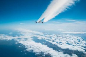 ¿Cómo se forman las estelas de los aviones?