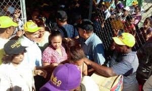Instituciones entregan cajas navideñas en Dajabón