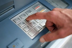 Un ladrón roba a un transportista de caudales saliendo de un falso techo