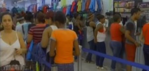 Abarrotan tiendas en busca de regalos para las madres  