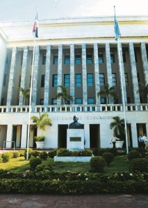 Educación suspende docencia en todas las provincias a causa de huracán Matthew