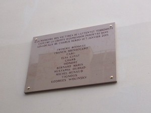 Notan error en placa conmemorativa en París a las víctimas de los atentados contra 'Charlie Hebdo'