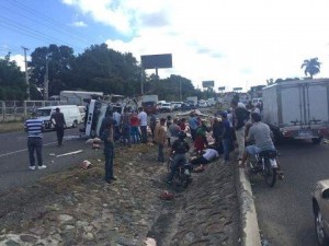 Dos heridos en choque de camiones cerca del Aeropuerto Cibao; curiosos saquean carga de carne
