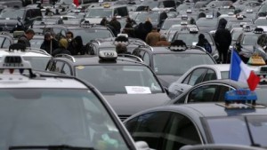 Francia: escuelas y taxis están en huelga este martes